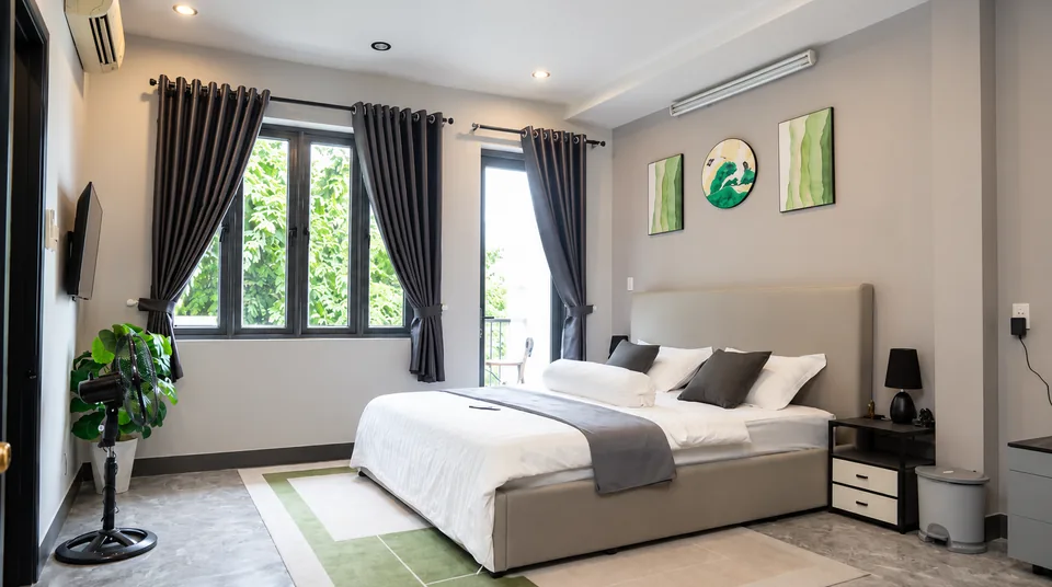Master bedroom with balcony: 55 m² and a 180×200 cm bed in Ho Chi Minh City – ASCON LIVING