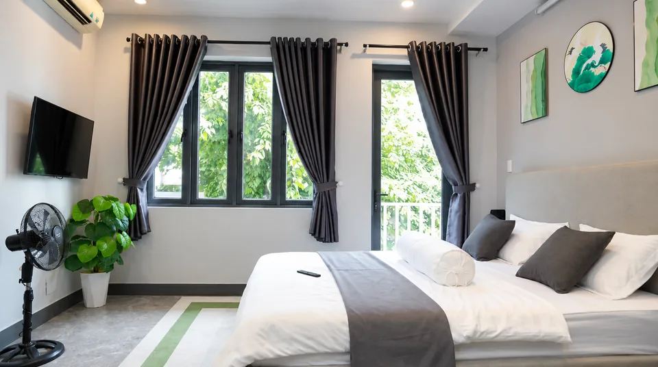 Master bedroom with balcony: 55 m² and a 180×200 cm bed in Ho Chi Minh City – ASCON LIVING