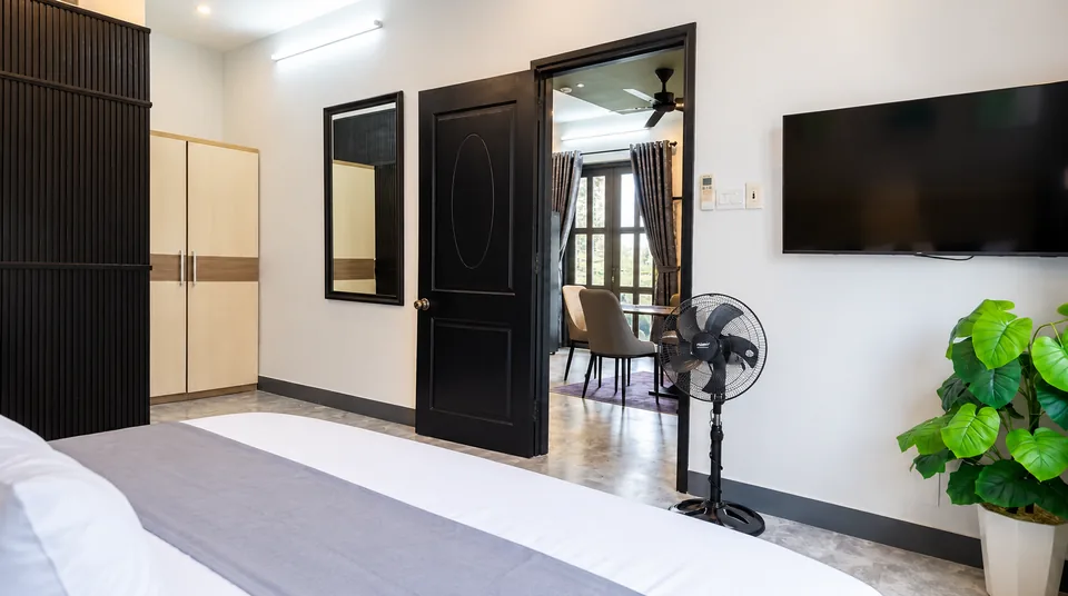Master bedroom with balcony: 55 m² and a 180×200 cm bed in Ho Chi Minh City – ASCON LIVING