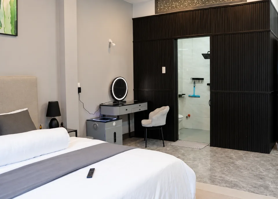 Master bedroom with balcony: 55 m² and a 180×200 cm bed in Ho Chi Minh City – ASCON LIVING