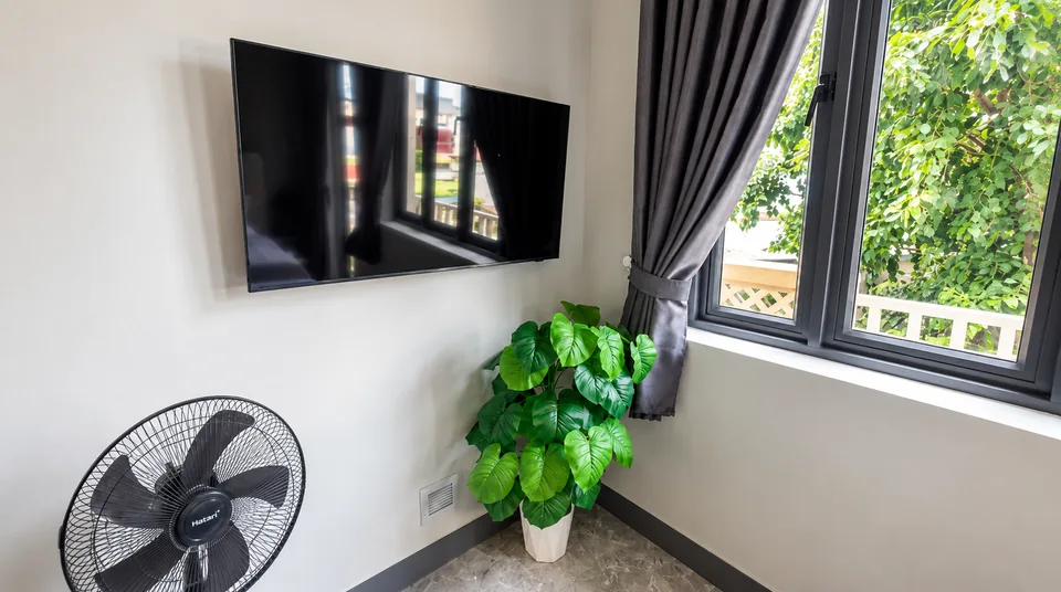 Master bedroom with balcony: 55 m² and a 180×200 cm bed in Ho Chi Minh City – ASCON LIVING
