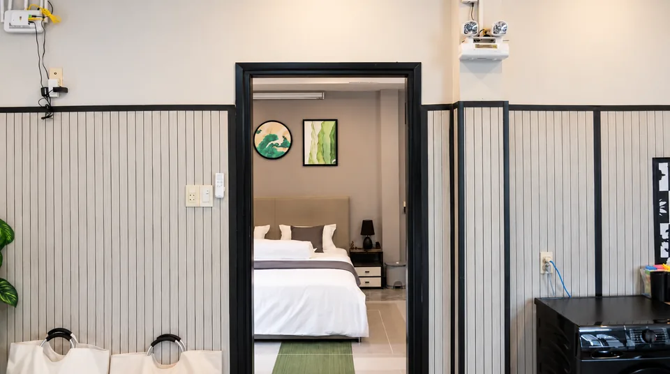 Master bedroom with balcony: 55 m² and a 180×200 cm bed in Ho Chi Minh City – ASCON LIVING