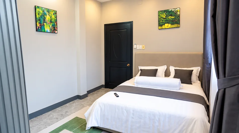 Bedroom 2: 160×200 cm bed and en-suite bathroom in your house in Ho Chi Minh City – ASCON LIVING