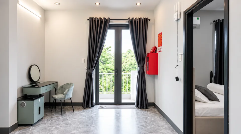 Anteroom and work area: a desk, two bedroom doors and the stairs of your house – ASCON LIVING