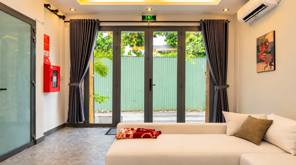 The living room: 40 m², L-sofa and 75-inch 4K TV in your house in Ho Chi Minh City – ASCON LIVING