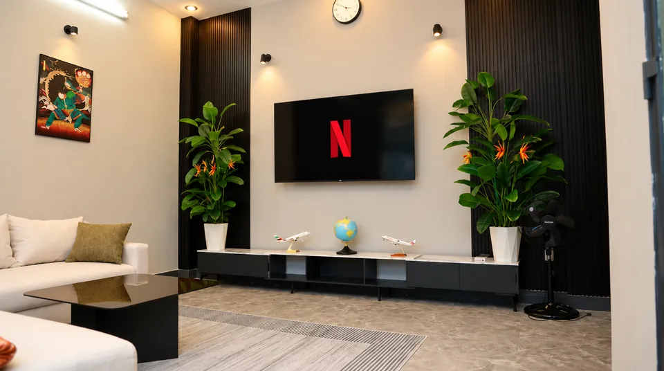 The living room: 40 m², L-sofa and 75-inch 4K TV in your house in Ho Chi Minh City – ASCON LIVING