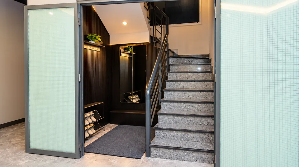 The living room: 40 m², L-sofa and 75-inch 4K TV in your house in Ho Chi Minh City – ASCON LIVING